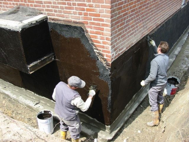 Fachkräfte die der Firma Mosel Spezialabdichtungen GmbH & Co. KG ein Bauwerk abdichten