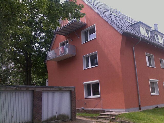 Eine Professionell sanierte rote Fassade
