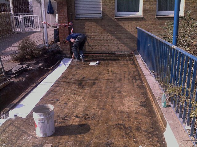 Boden wird fachgerecht versiegelt